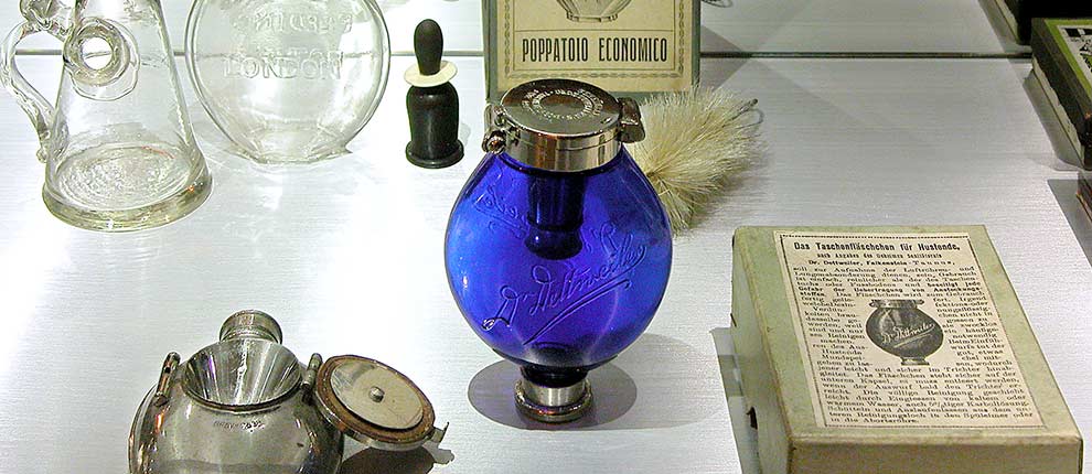 "Blauer Heinrich", sputacchiera tascabile per affetti da tosse o malattie polmonari, fine XIX secolo. Descritto nel libro "La montagna magica" di Thomas Mann.