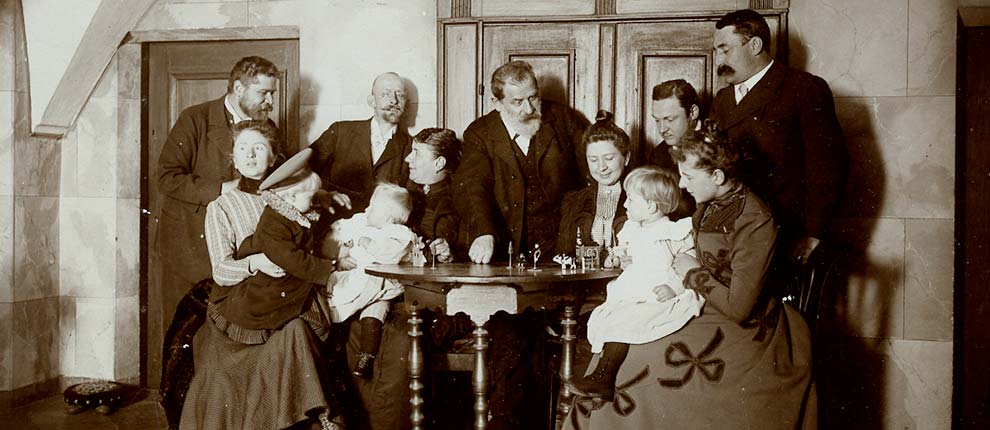 Familienbild aufgenommen zu Weihnachten im Jahr 1896 im ersten Stock des Peer-Hauses in Brixen. Dargestellt sind: v.l. Anna Peer-Mader, Dr. med Ignaz Mader, Rechtsanwalt Dr. Anton Winkler, Maria Peer-Winkler, Therese Mayr-Peer, Apotheker Ignaz Peer, Rechtsanwalt Dr. Gottfried Marchesani, Apotheker Friedrich Peer, Therese Peer-Marchesani. Aufnahme Anton Winkler. 