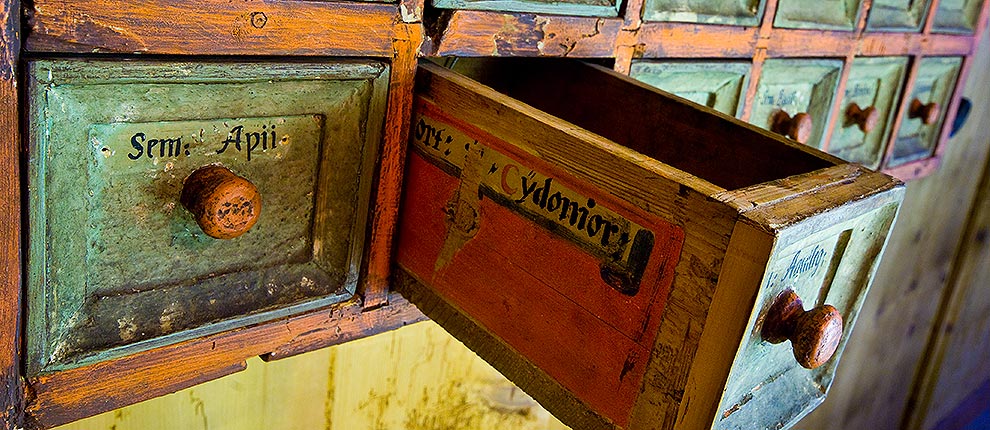 Apothekerkästchen mit rot/grün bemalten Schubladen aus dem 17. Jahrhundert. 